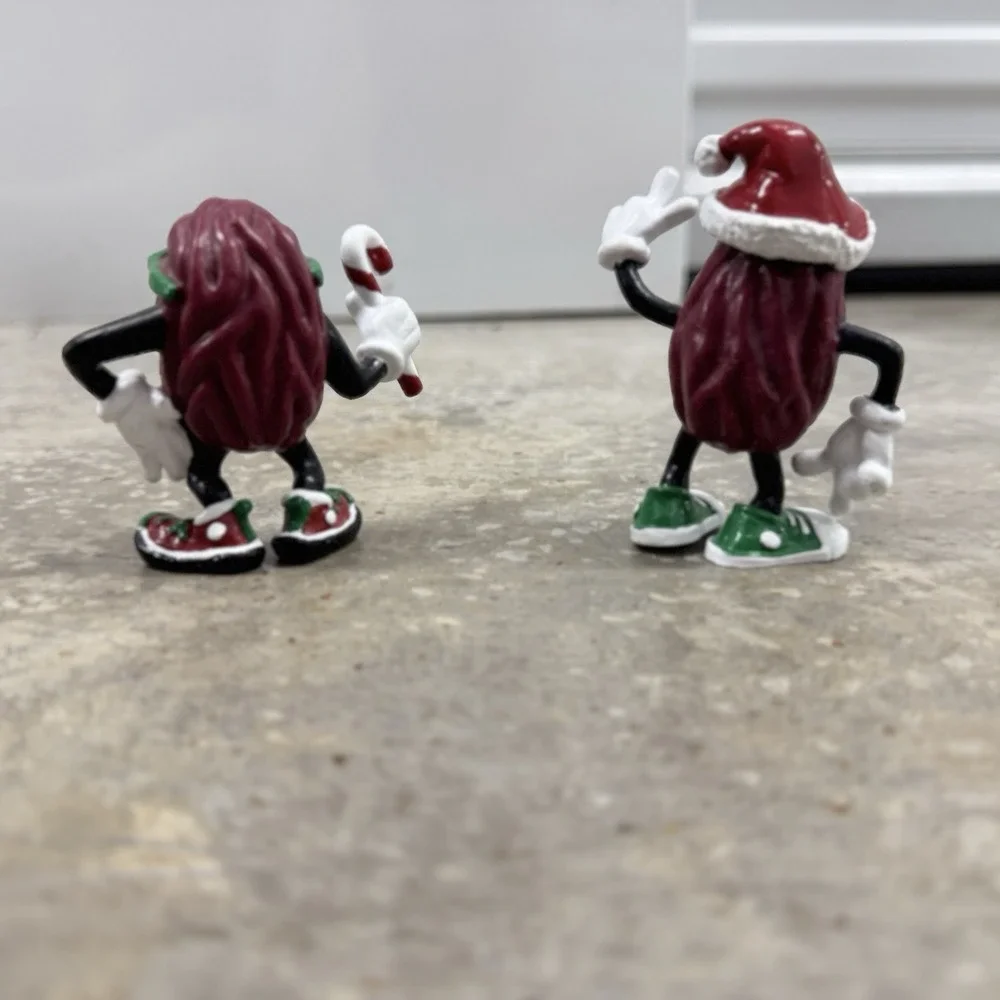 1989 Lot California Raisins Glass Carafe w Lid + 2 Christmas PVC Figures Vintage
